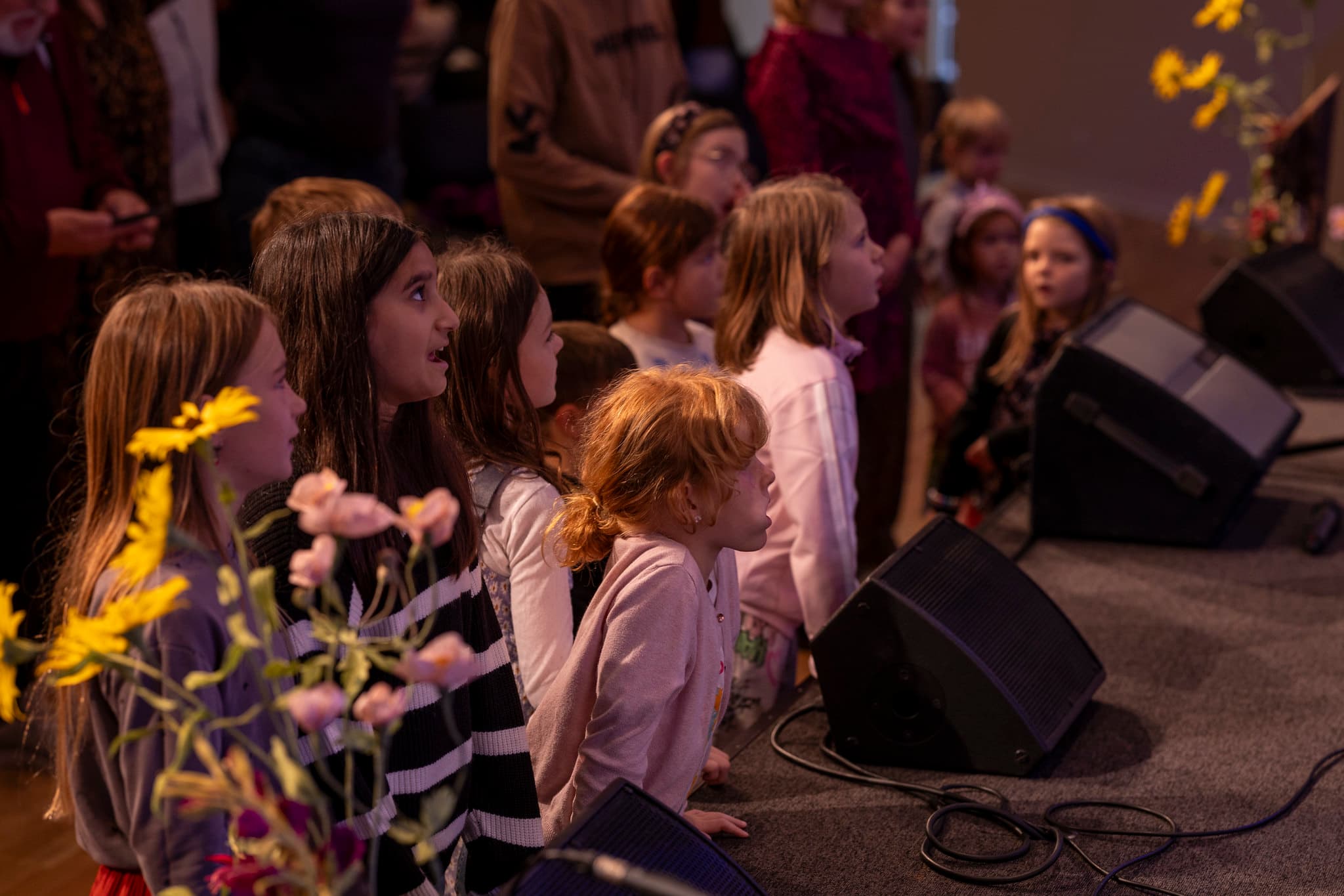Kinder bei einer gemeinsamen Aktivität im Kindergottesdienst