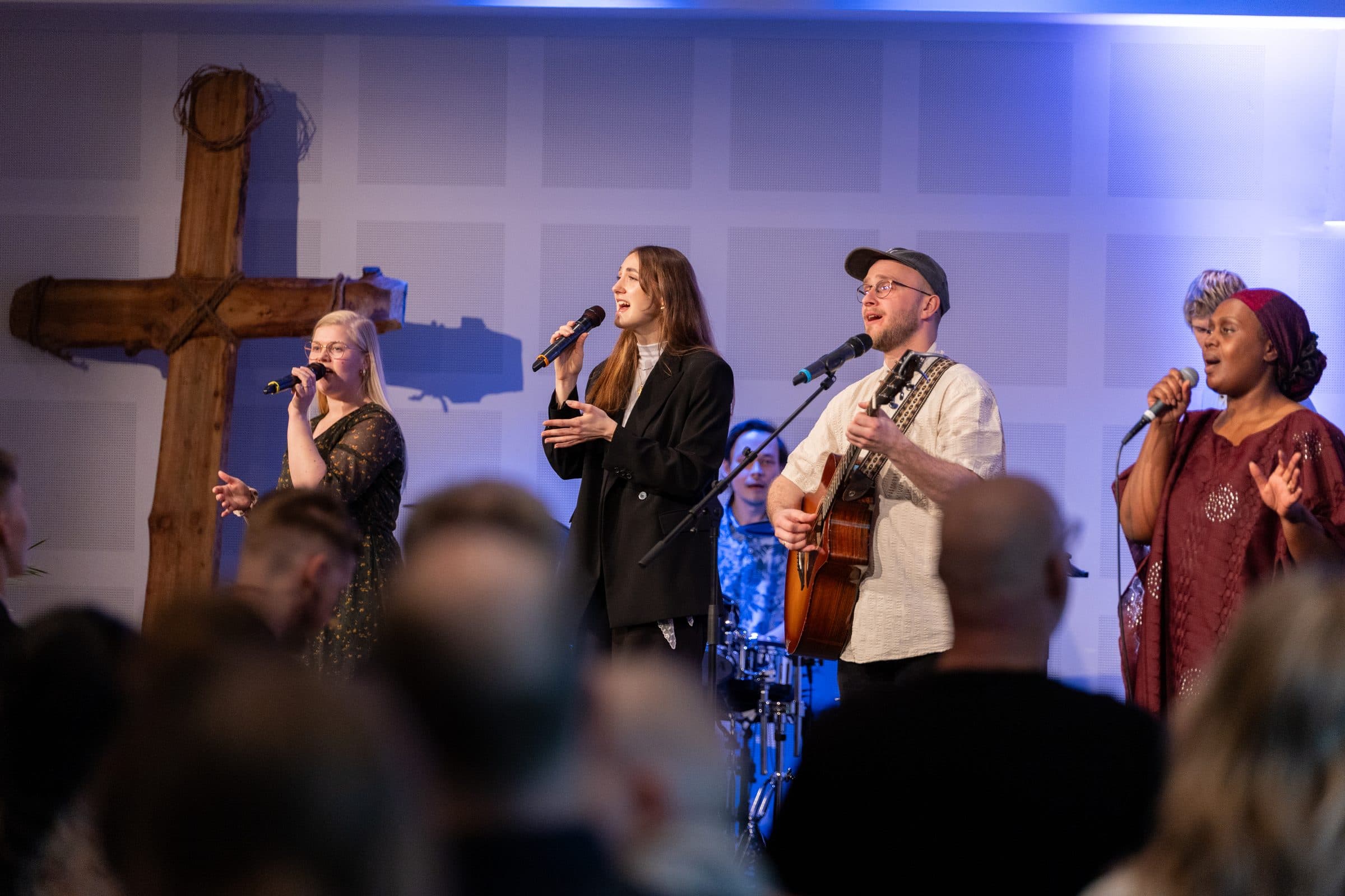 Musiker und Gemeinde singen gemeinsam im Gottesdienst