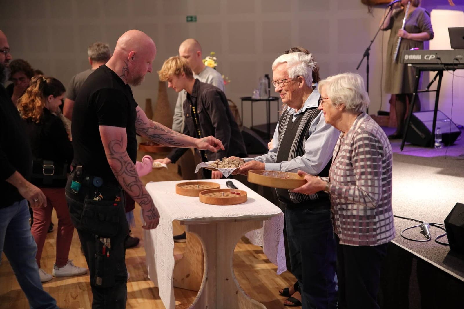 Se reparten pan y copas en la mesa de la comunión durante el culto