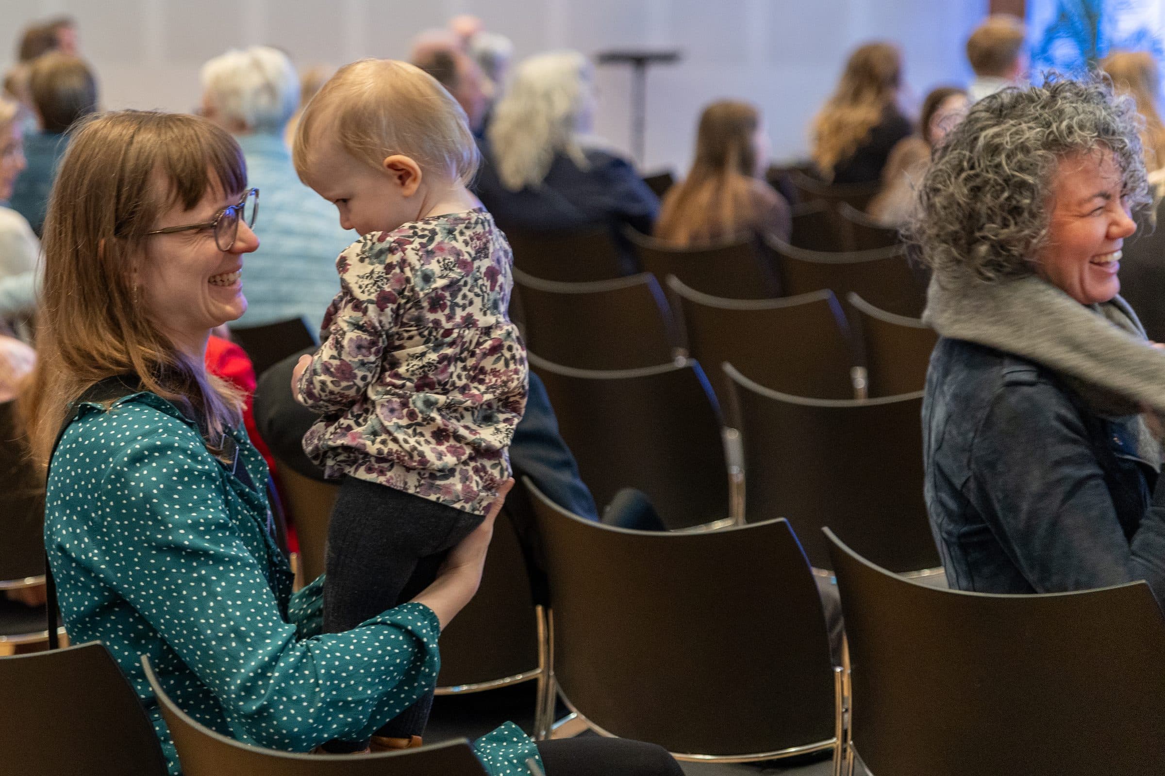 Kinder spielen und sind im Kindergottesdienst kreativ