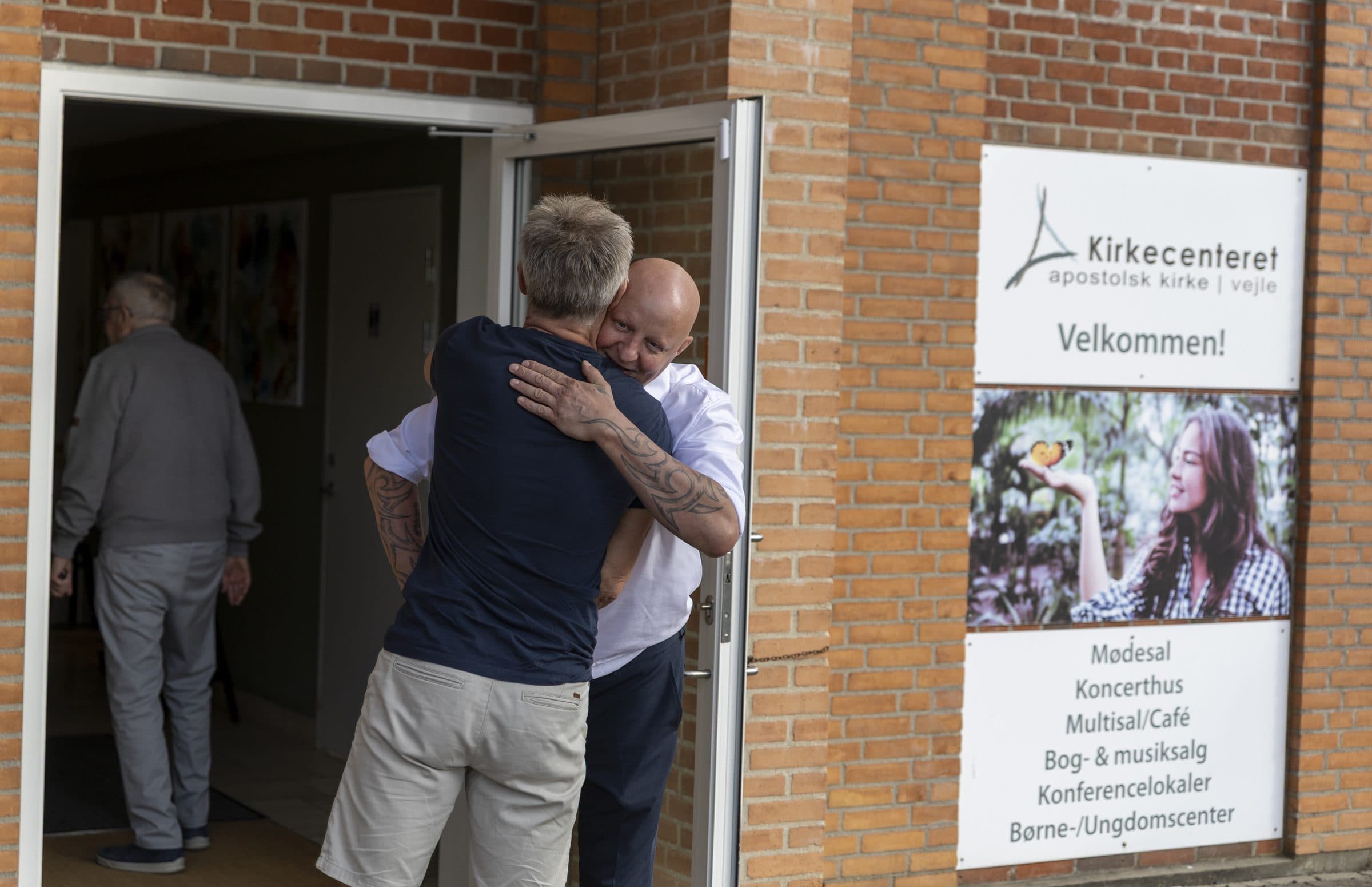 Gæster bliver budt velkommen ved indgangen til kirken